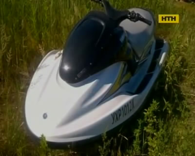 На Харьковщине пьяная женщина на гидроцикле вылетела на берег и покалечила беременную