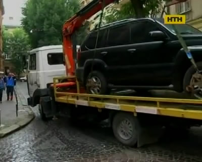 Нахаба Лексусом на шість годин перекрив вулицю в середмісті Львова