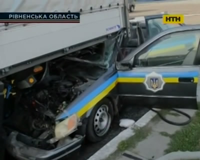Міліційний автомобіль залетів під фуру на Рівненщині