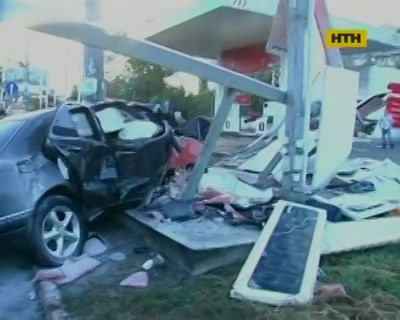 У столиці Мерседес ледь не розніс АЗС