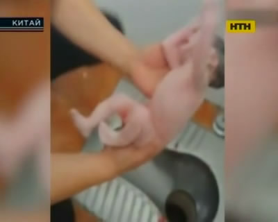 У Китаї немовля викинули до вбиральні
