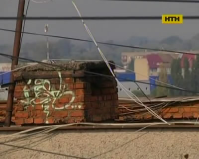 У вентіляційній шахті ужгородського будинку знайшли мертве тіло