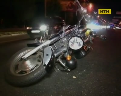 У Києві жінка кинулася під колеса, загинула сама та покалічила подружжя байкерів