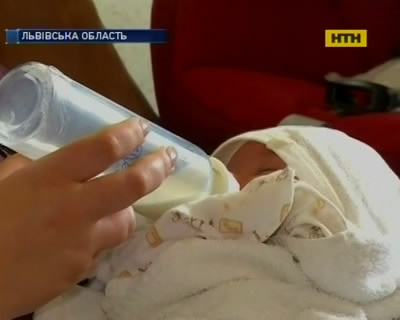 Прикордонники затримали іноземців, котрі купили собі в Україні донечку