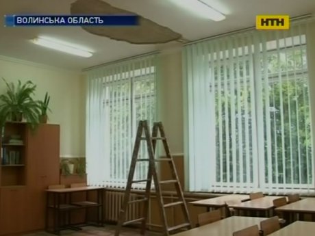 У школі на Волині шматок стелі впав на голови учнів