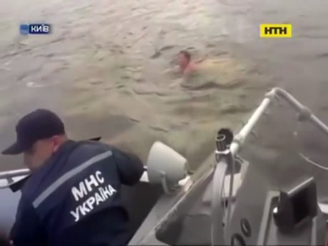 Столичні рятувальники витягли з Дніпра оригінальну "русалку"