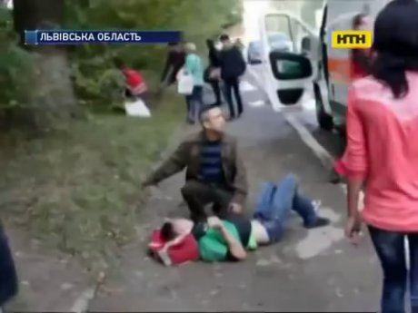 На Львівщині наркоман збив на тротуарі підлітків