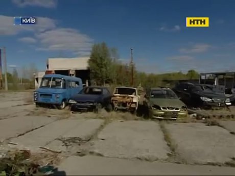 Київ заполонили покинуті автівки