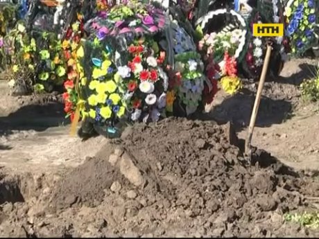 У Луцьку депутат вимагає перевдягнути гробарів у фраки