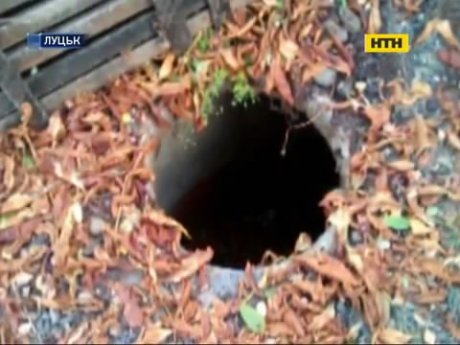 У Луцьку дитина впала в відчинений люк