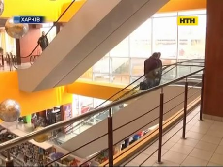 У харківському ТЦ малюк впав з третього поверху