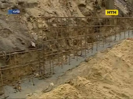 Впливовий киянин будує маєток на комунікаціях водоканалу