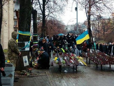 Киевляне принесли цветы героям Майдана