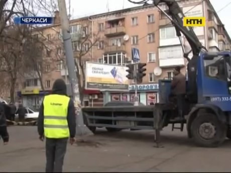 У Черкасах рекламна конструкція впала на людей
