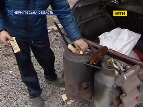 Винахідливі українці замість бензину їздять на дровах