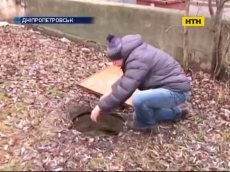 В Дніпропетровську малюк провалився в каналізаційний люк