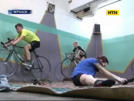 У Черкасах майбутні чемпіони тренуються у вогкому підземеллі