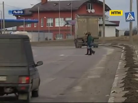 Во Львове на "зебре" легковушка сбила двух мальчиков