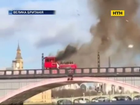 На лондонському мості вибухнув туристичний автобус