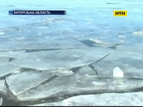 На Каховському водосховищі врятували з дрейфуючої крижини рибалок
