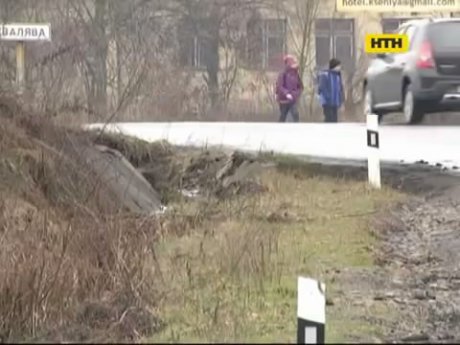На Закарпатті мати викинула немовля на узбіччя