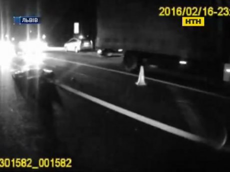 У Львові пішохода переїхали три машини