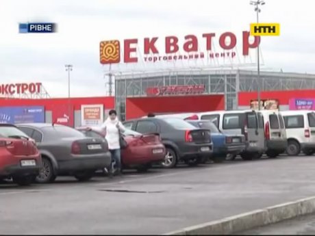 Загадкова смерть на паркованні рівненського ТЦ