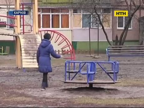 В Харькове пьяный мужчина с пистолетом издевался над подростками