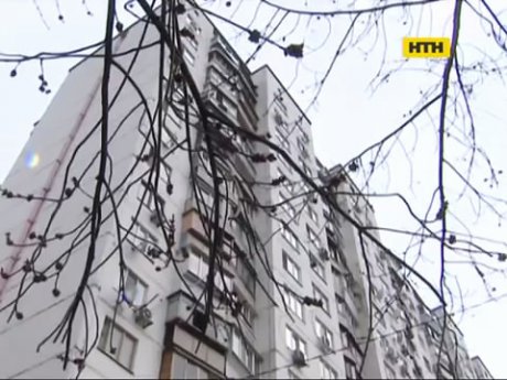 У Києві молодик порізав кохану і вистрибнув з вікна