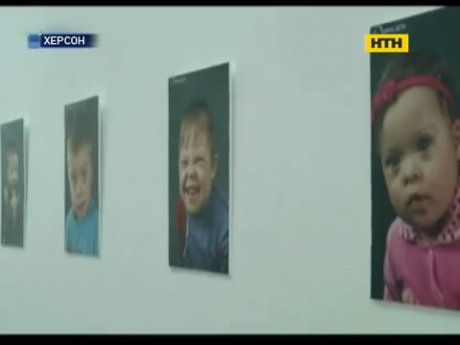 У Херсоні відкрили фотовиставку, присвячену діткам з синдромом Дауна