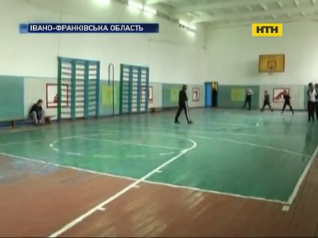 Скандал в Івано-Франківській школі - вчителька побила ученицю