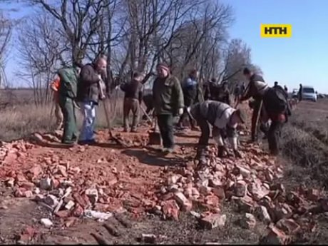 На Вінниччині селяни вимушені власноруч будувати дорогу
