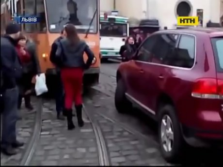 Львовские полицейские по видео вычислили мажорную автохамку