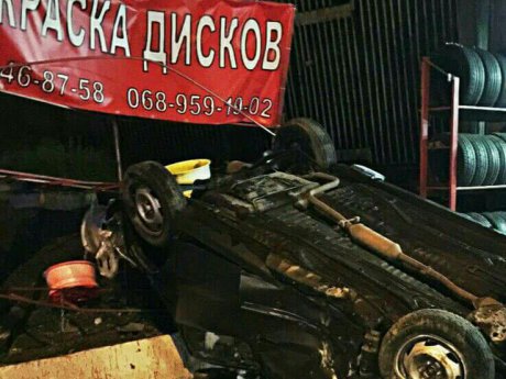 В Киеве пьяный водитель совершил на машине сальто и влетел в шиномонтаж