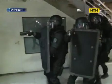 У Каннах захопили заручників