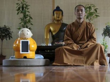 Робот-монах служит Будде в Китае