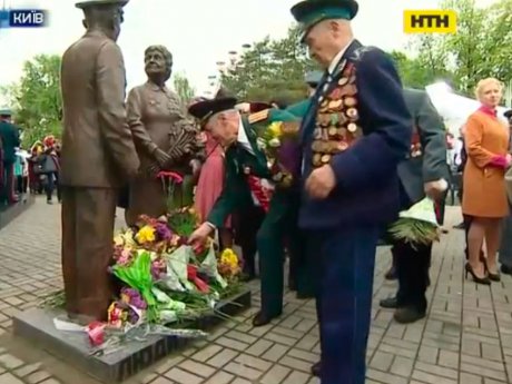 В Киеве открыли памятник "Люди Победы"