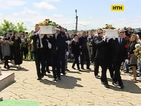 На Київщині прощалися з двома школярками, яких збив п'яний водій