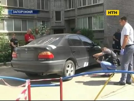 У Запоріжжі невідомий підірвав та обстріляв автівку