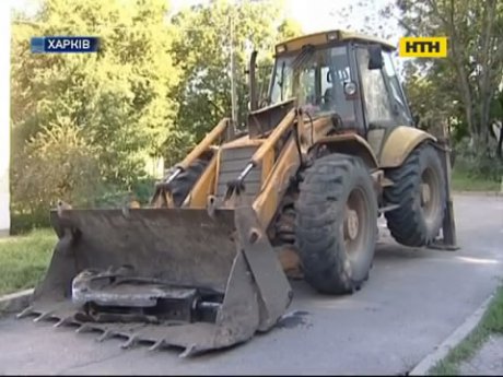 В Харькове мужчина выяснял отношения с бывшей женой с помощью трактора