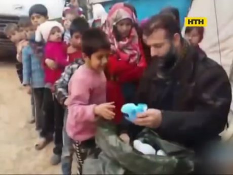 Сирійський мігрант раз у раз повертається на батьківщину з подарунками для дітей