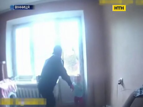 Вінницькі полісмени врятували родину від пожежі