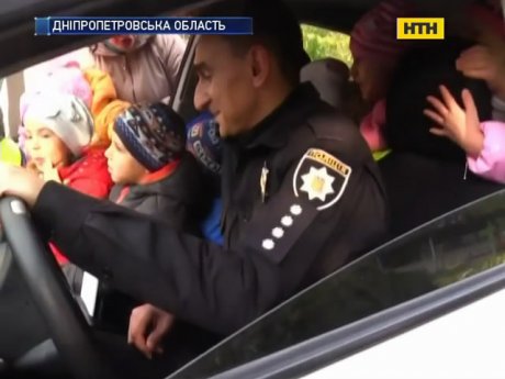 У Кривому Розі полісмени навчають безпеці на дорозі дошкільнят