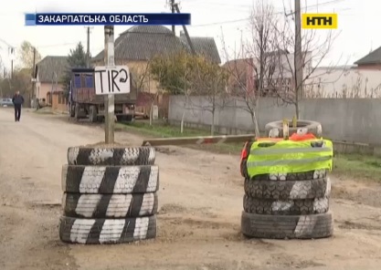 Мешканці міста Берегового Закарпатської області звели барикади проти фур