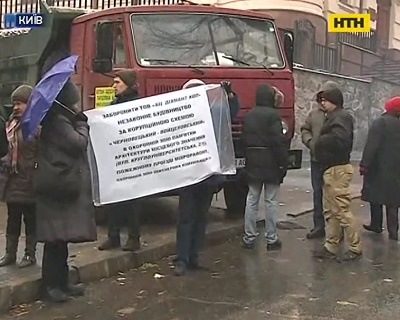 Жители памятника архитектуры в центре Киева восстали против застройщика
