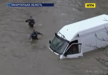 В Рахове автобус упал в речку Тису