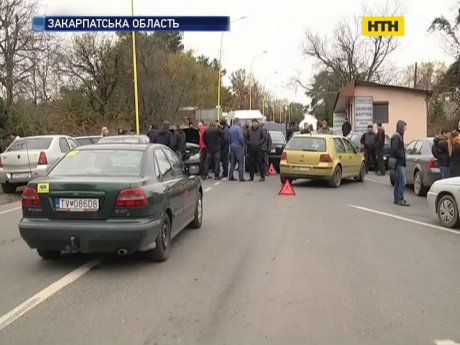 Власники автівок з іноземними номерами паралізували кордон