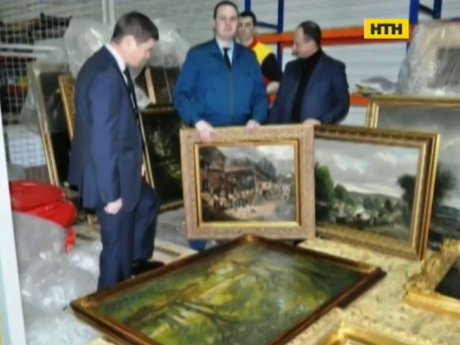 Українські прикордонники затримали контрабандистку, яка намагалася провезти колекцію картин