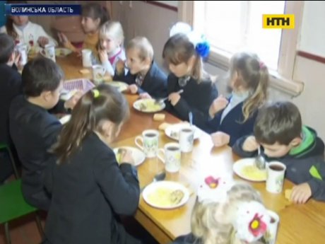 На Волыни ученики вынуждены ходить в туалет на улицу - аж за 300 метров от школы!