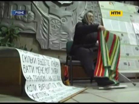 Пенсионерка-инвалид переехала из заброшенного общежития в ровенскую мерию